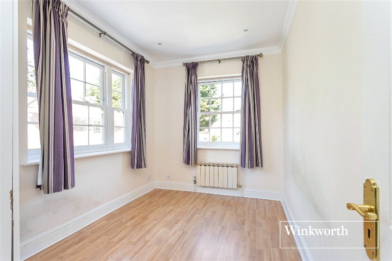 Meadowbanks, Arkley, EN5