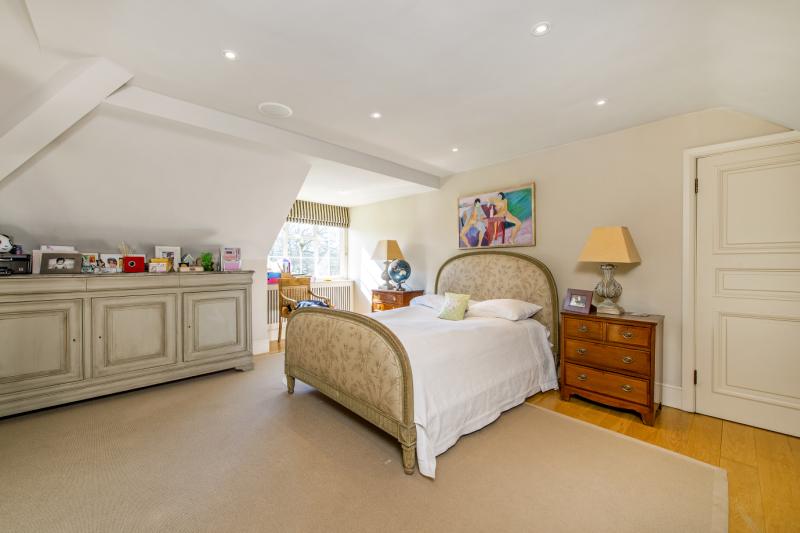 Roedean Crescent, London, SW15