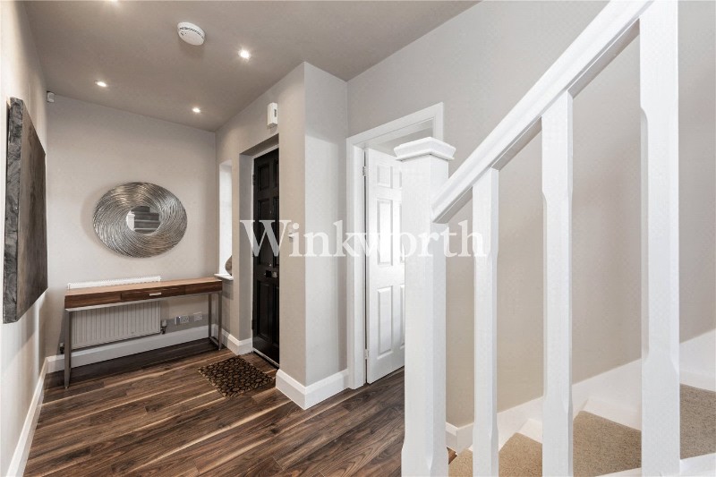 Empire Avenue, London, N18