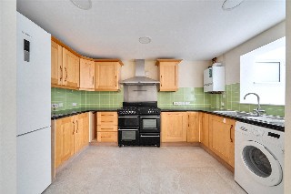 Fairholme Gardens, Farnham, Surrey, GU9