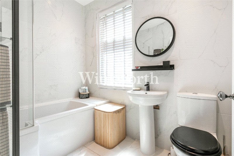 New River Crescent, London, N13