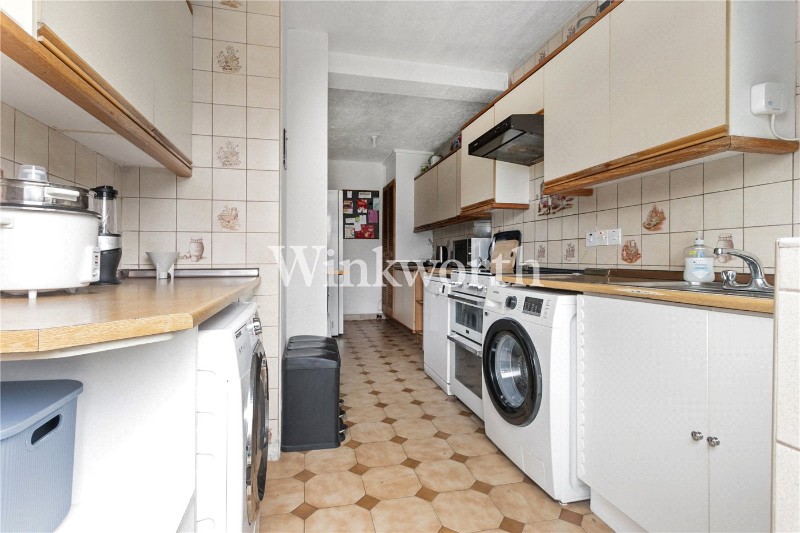 Empire Avenue, London, N18