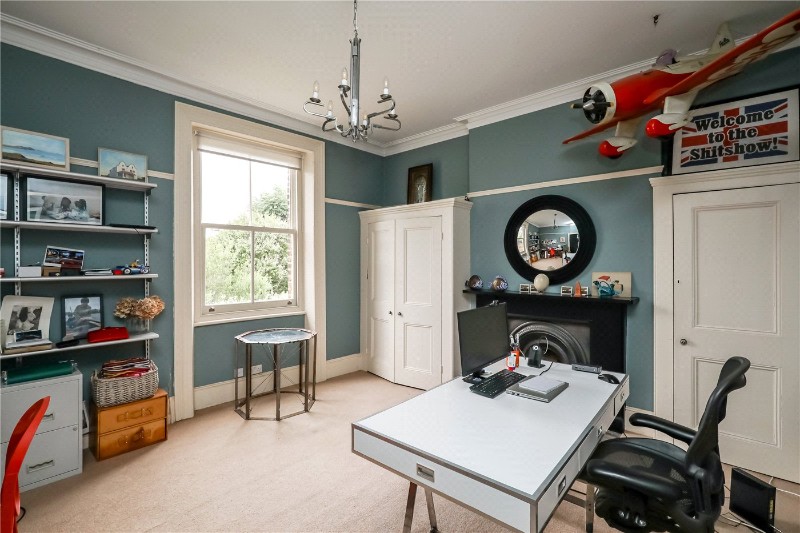 Avenue Crescent, London, W3