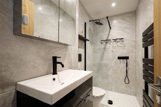 Walton Way, London, W3