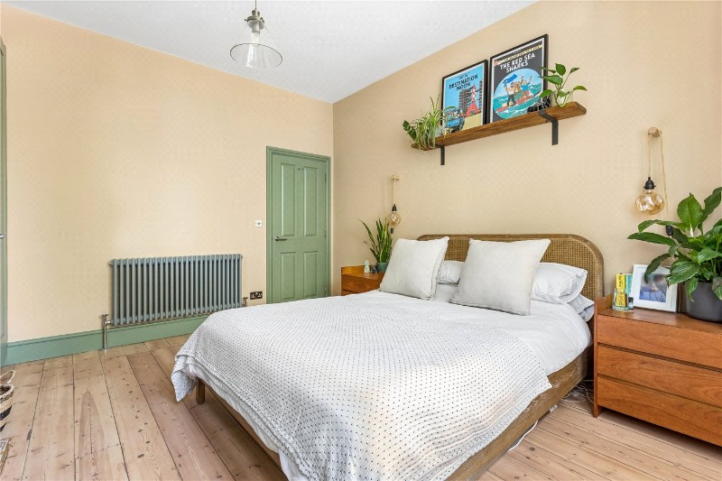 Holmewood Gardens, London, SW2