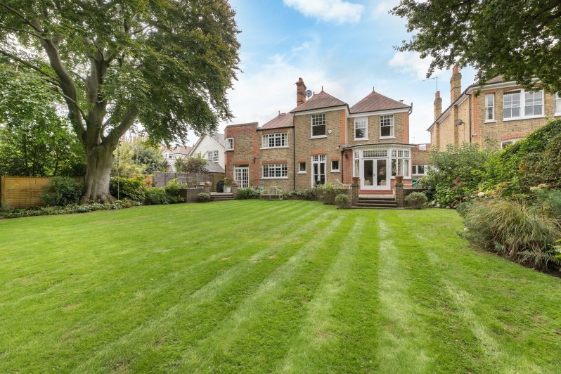 Howards Lane, London, SW15