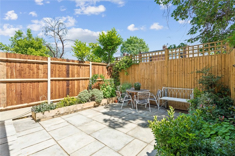 Holmewood Gardens, London, SW2