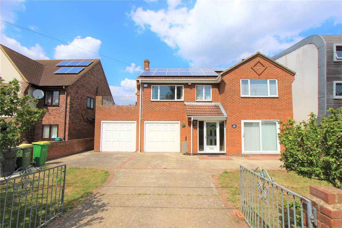 2 bedroom property for sale in Kingsmans Farm Road, Hullbridge, Hockley