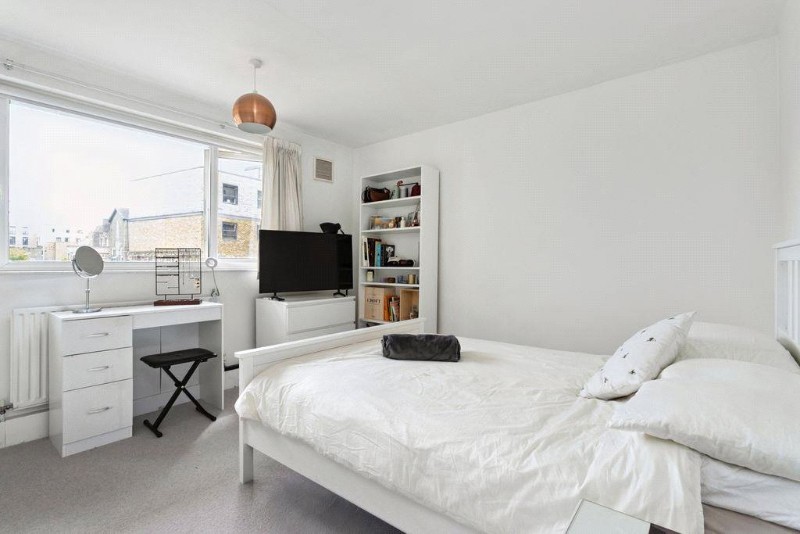 Barnes Street, London, E14