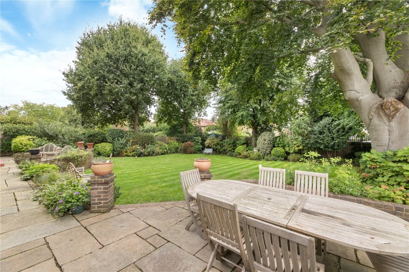 Howards Lane, London, SW15