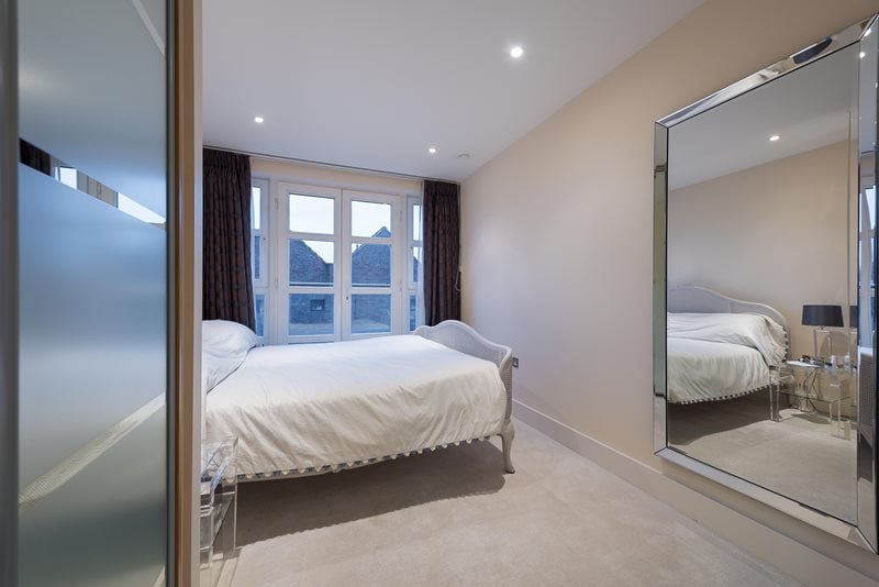 Moreton Street, London, SW1V