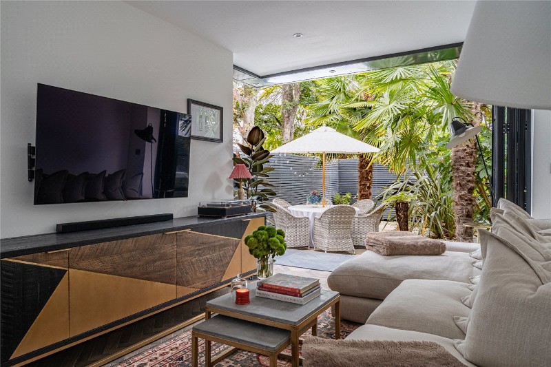 Holmewood Gardens, London, SW2