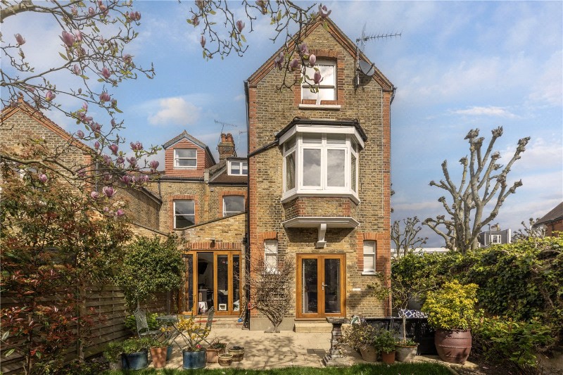 Howards Lane, London, SW15