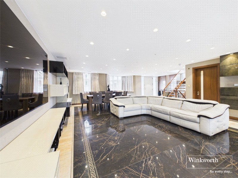 Edgeworth Crescent, London, NW4