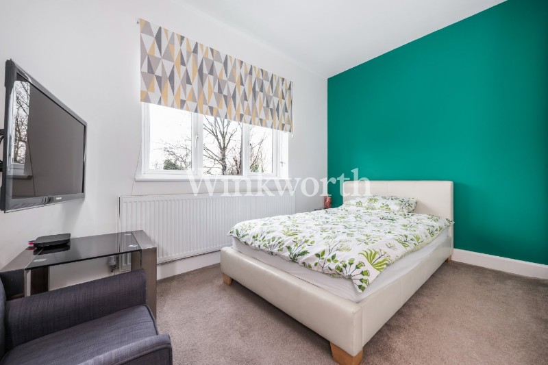 Broomfield Avenue, London, N13
