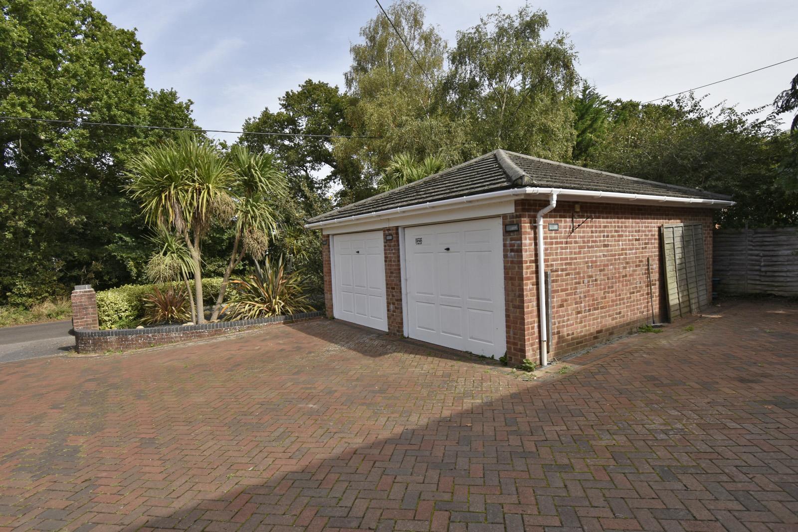 A GARAGE.JPG