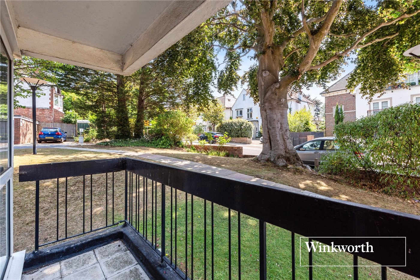 3 bedroom property for sale in Greenacres, Hendon Lane, Finchley, N3