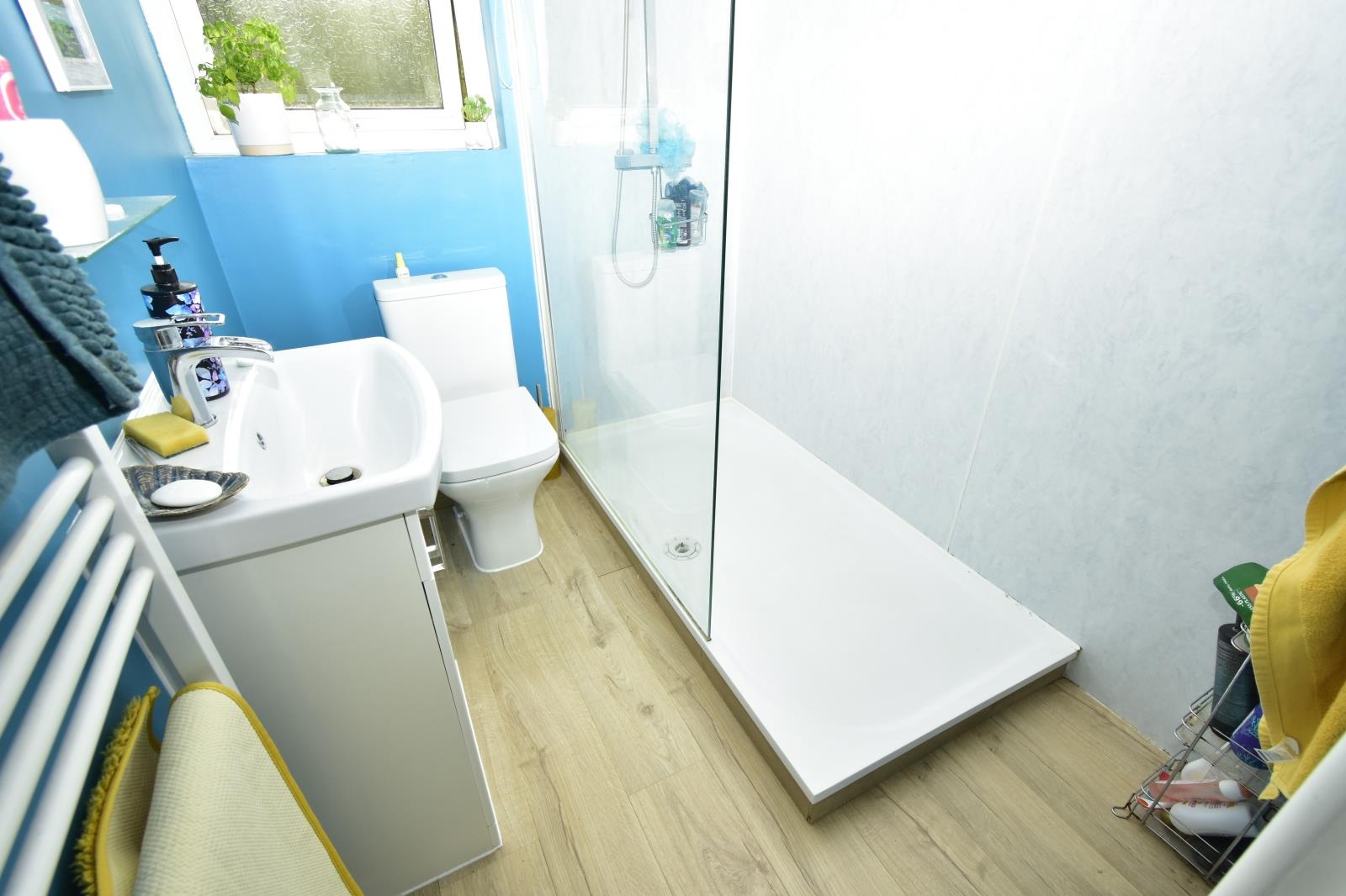 A EN SUITE BED 1.JPG
