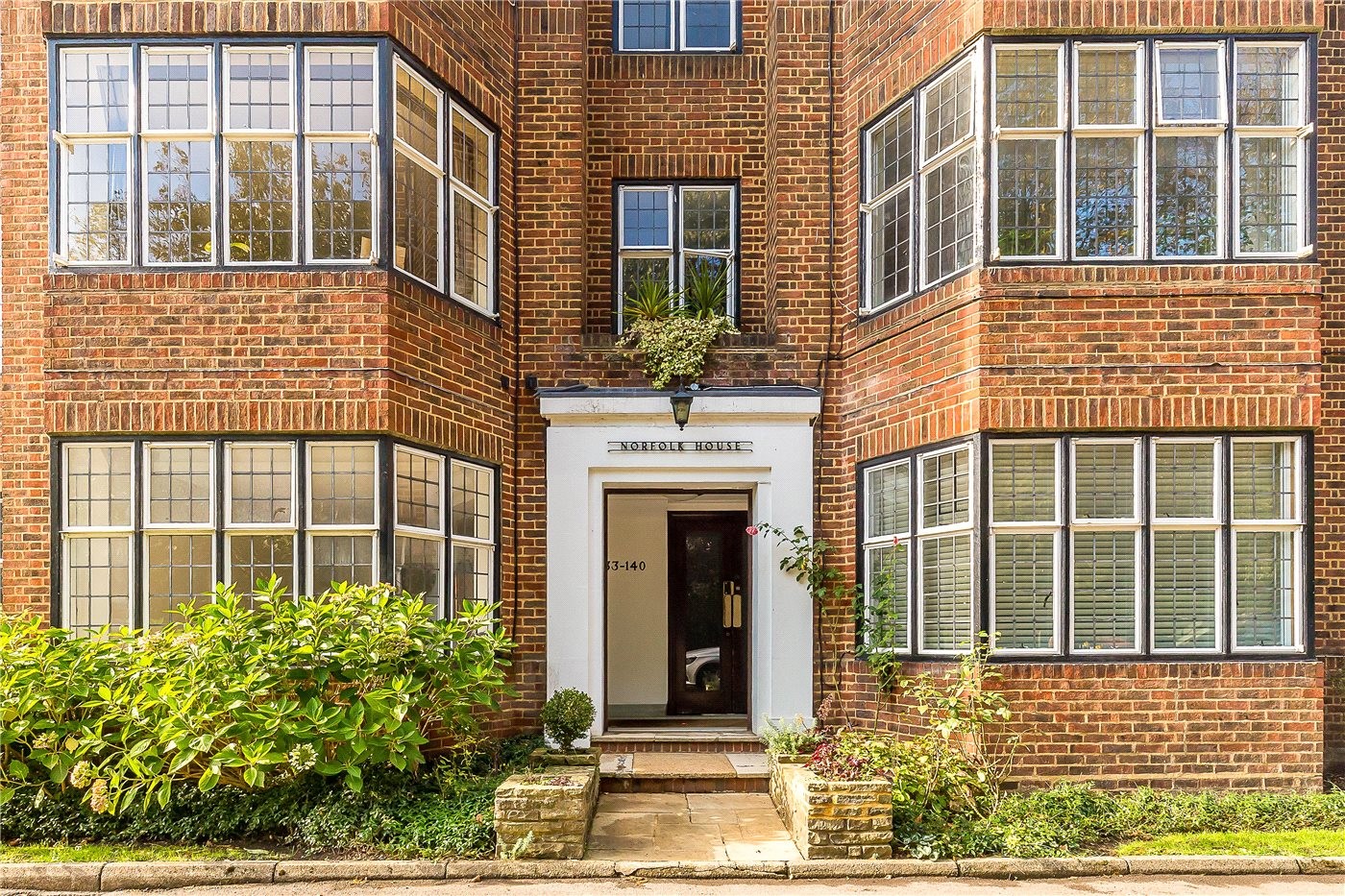 3 bedroom property for sale in Highlands Heath, Portsmouth Road, London
