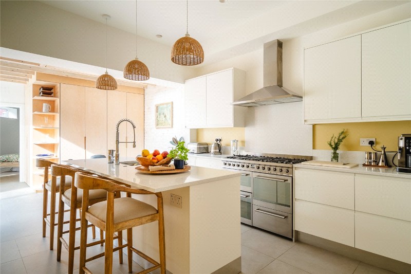 Salford Road, London, SW2