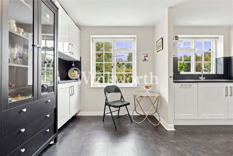 Hoppers Road, London, N21