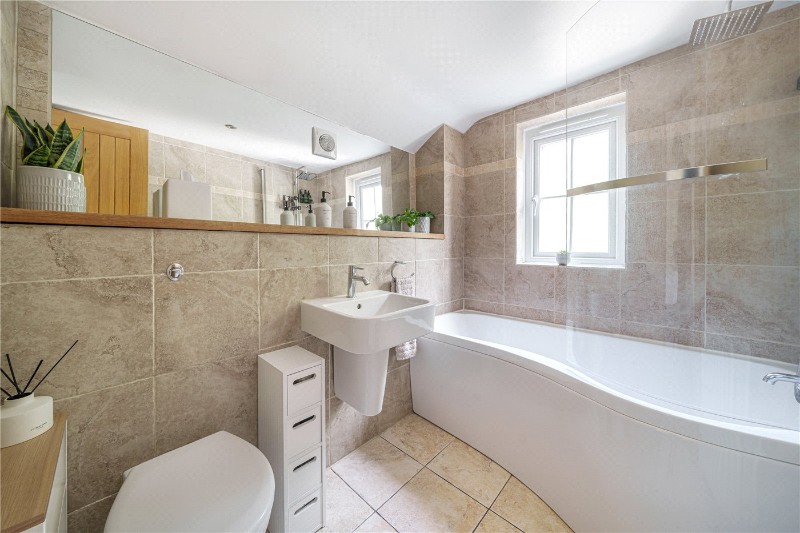 Aveley Lane, Farnham, Surrey, GU9