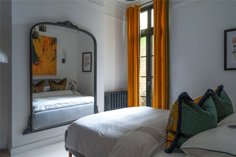 Holmewood Gardens, London, SW2