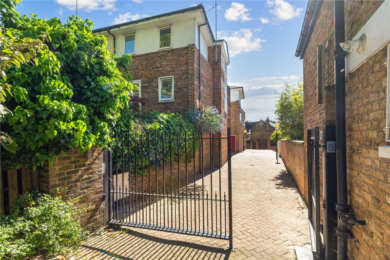 Coach House Lane, London, N5