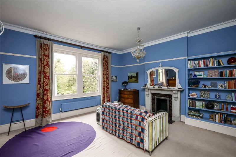 Avenue Crescent, London, W3