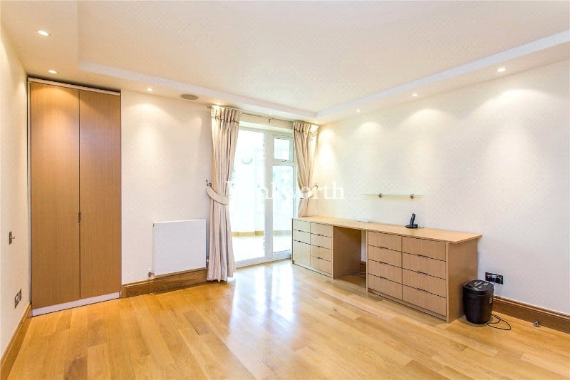 Queens Road, London, NW4