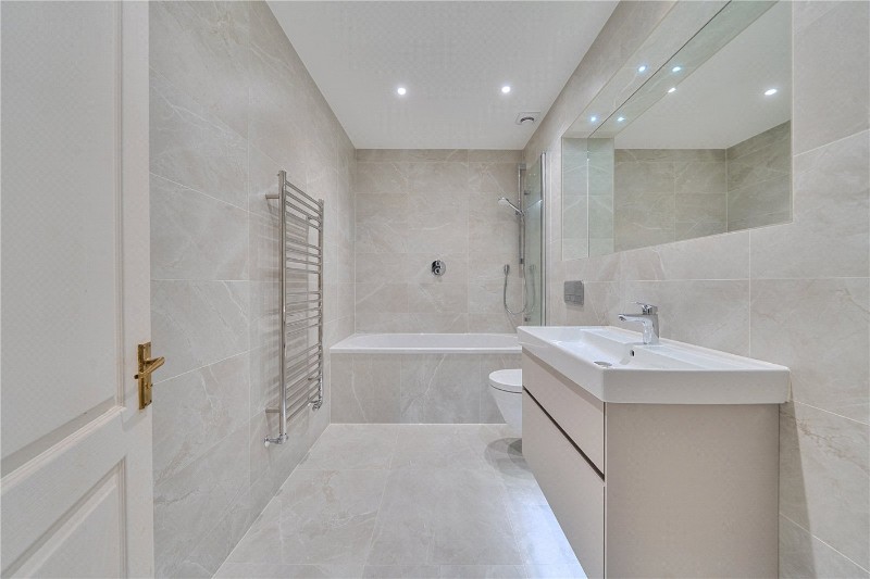 Fairholme Gardens, Farnham, Surrey, GU9