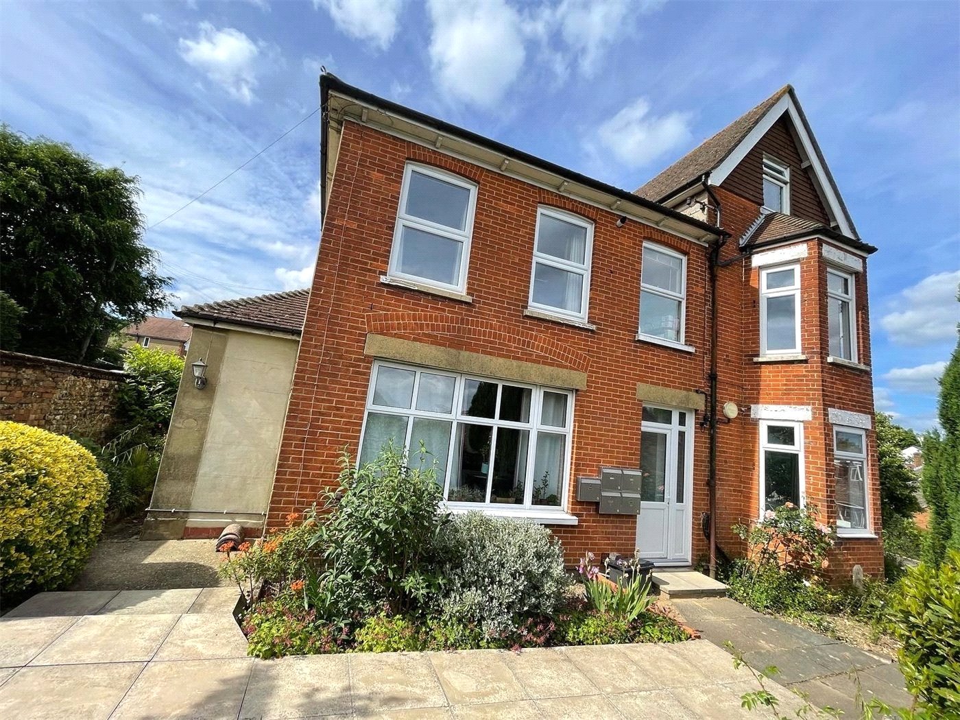 Farnborough Road, Farnham, Surrey, GU9