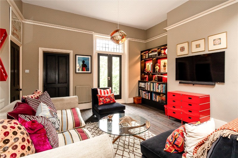 Avenue Crescent, London, W3