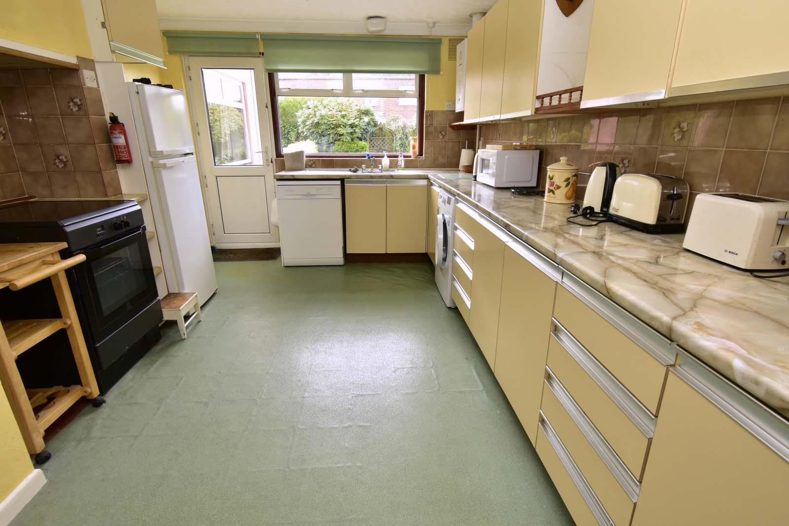 A KITCHEN.JPG