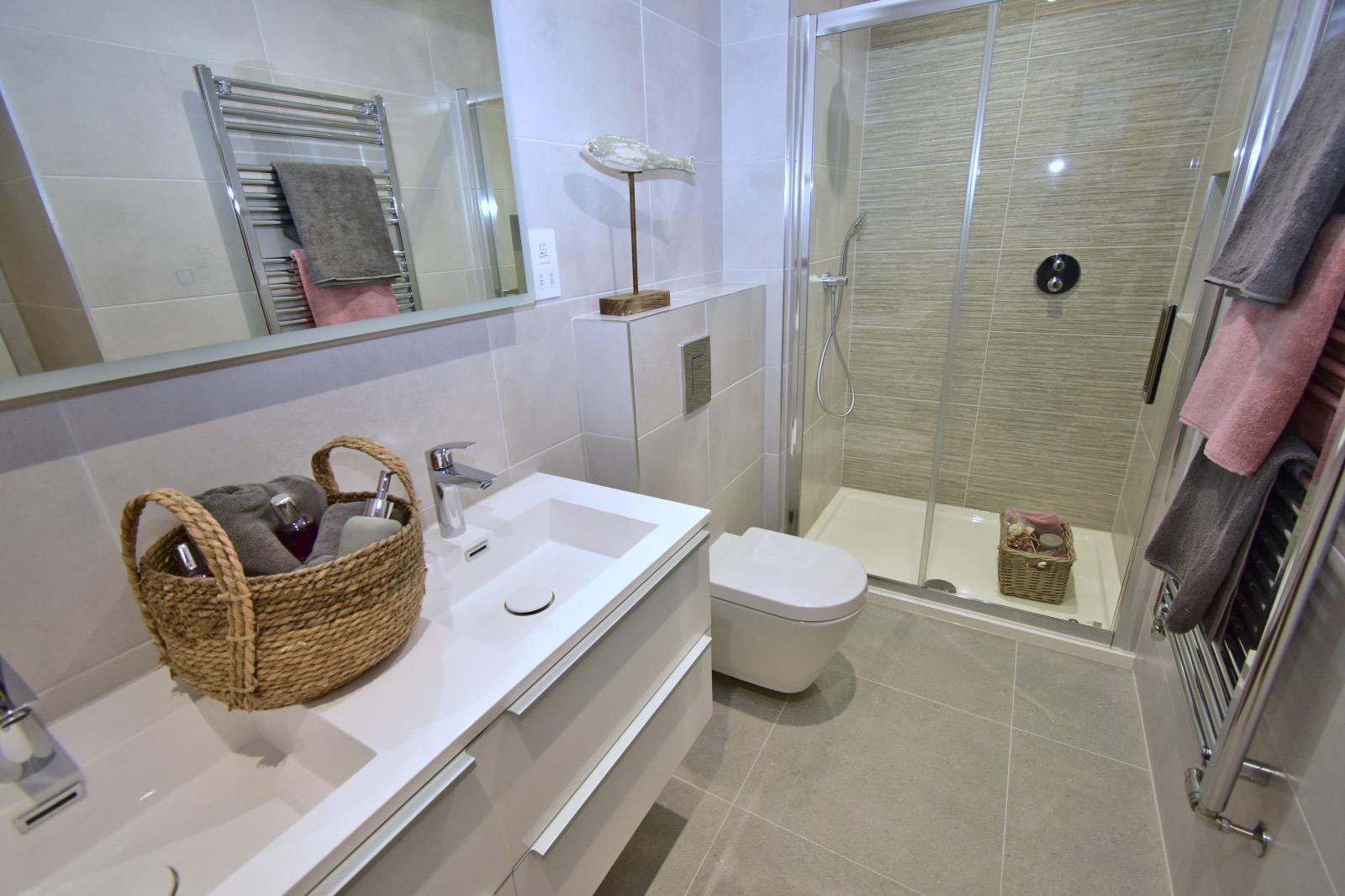 A BEDROOM 1 EN SUITE