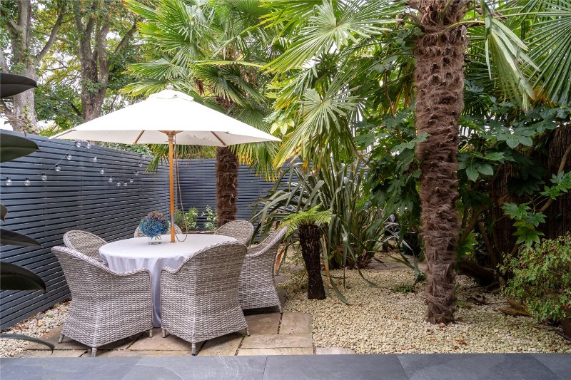 Holmewood Gardens, London, SW2