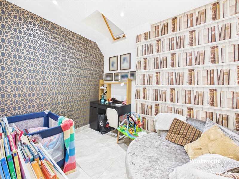 Edgwarebury Lane, Edgware, HA8