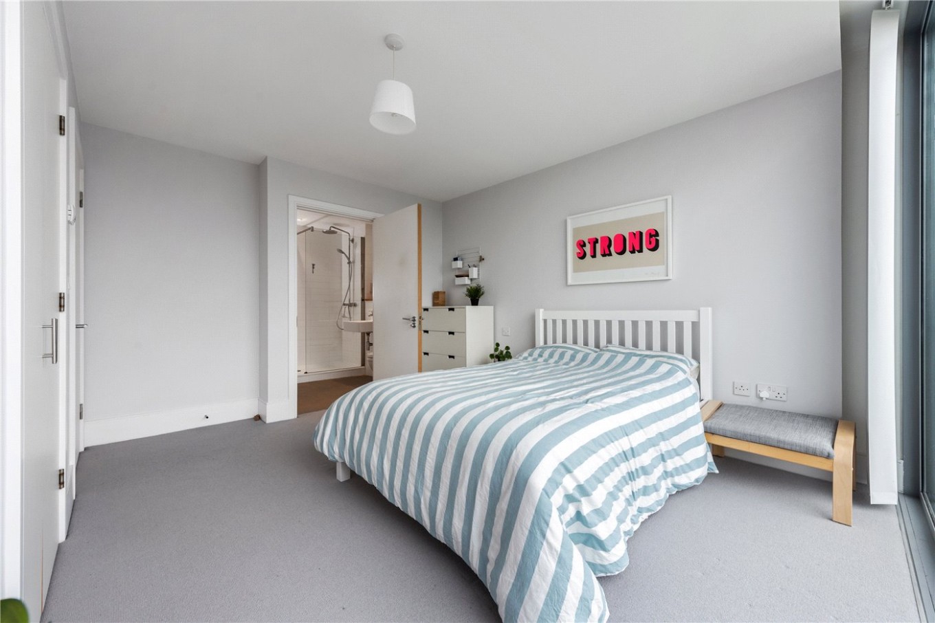 2 bedroom property for sale in Southstand Apartments, Highbury Stadium Square, London, N5 (Ref