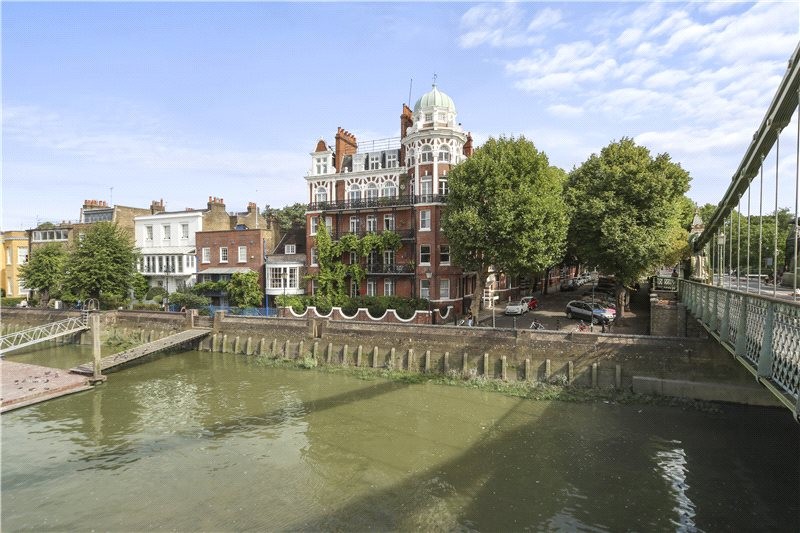 2 bedroom property for sale in Digby Mansions, Hammersmith Bridge Road
