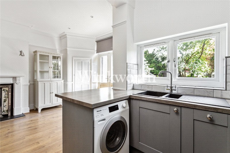 Chimes Avenue, London, N13