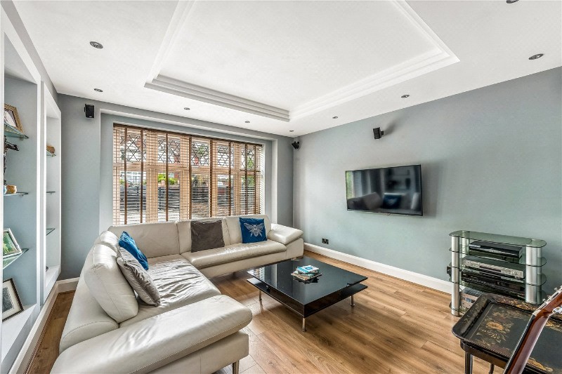 Creighton Avenue, London, N2