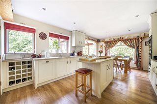 Fernbrae Close, Rowledge, Farnham, Surrey, GU10