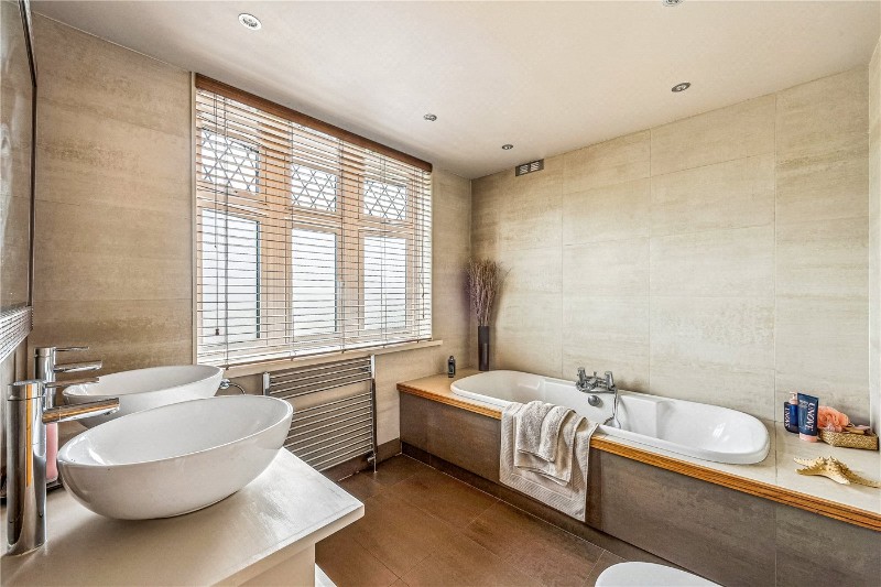 Creighton Avenue, London, N2