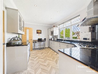Queens Walk, London, NW9
