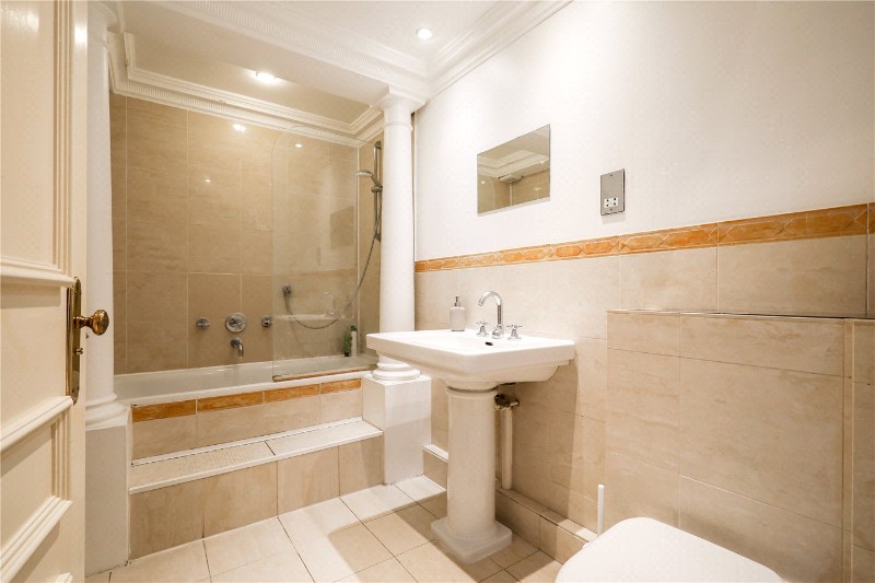 North Common Road, London, W5