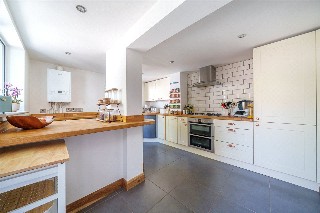Aveley Lane, Farnham, Surrey, GU9