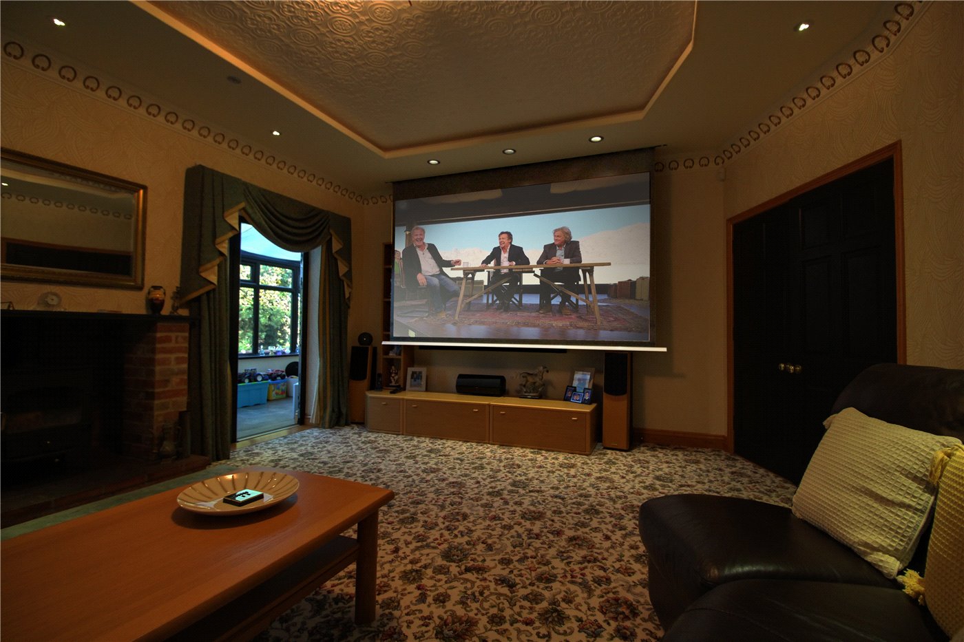 Lounge - Screen Down
