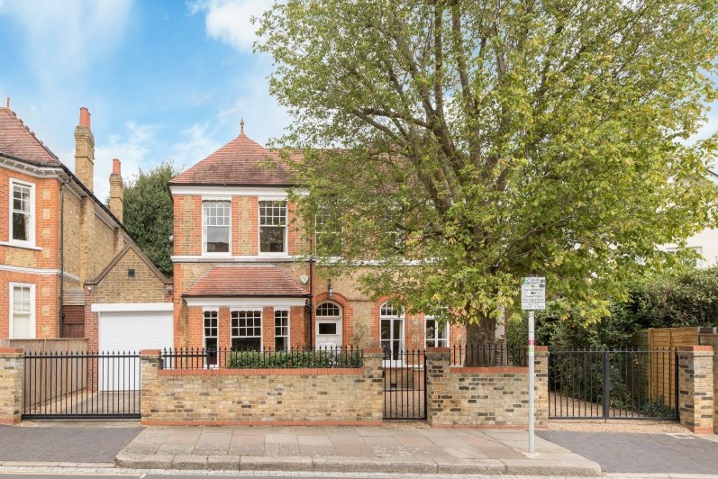 Howards Lane, London, SW15