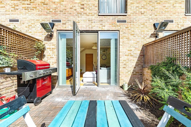 Narrowboat Avenue, Brentford, TW8