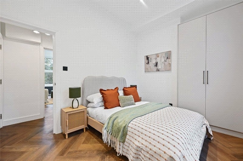 Warbeck Road, London, W12